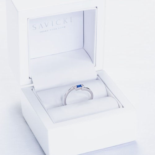 Pierścionek zaręczynowy SAVICKI: białe złoto, niebieski szafir, diamenty